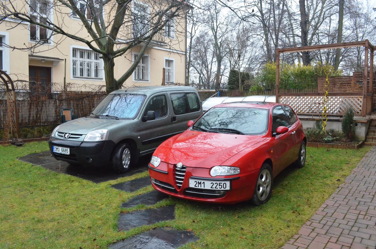 Na zahrádce, kudy kráčely české kulturní dějiny nyní stojí automobily