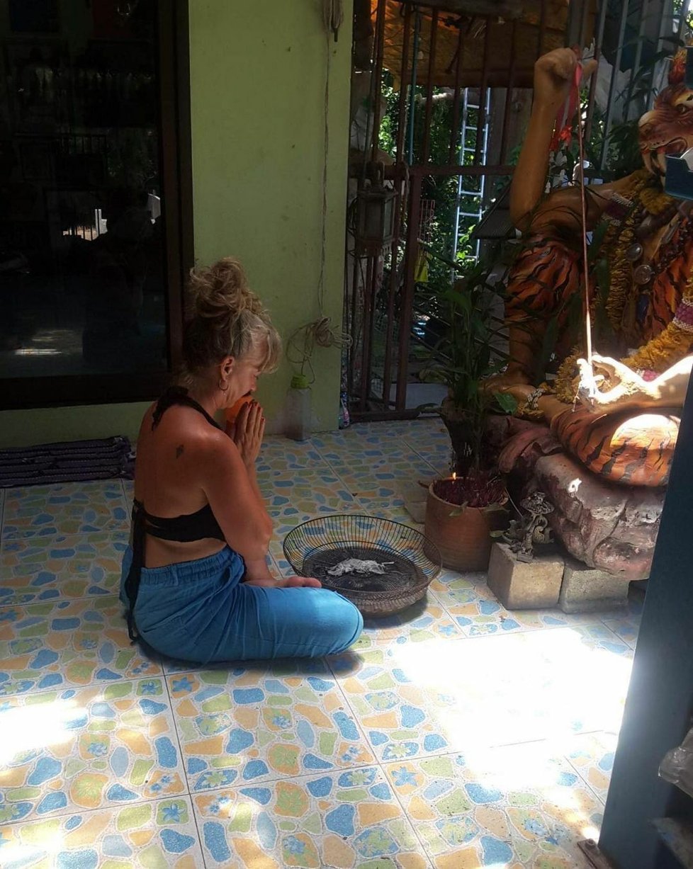 Sandra Pogodová se nechala v Thajsku tetovat