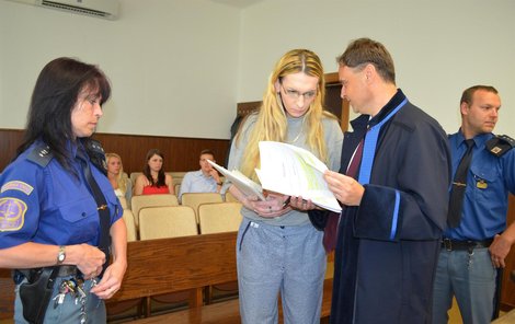 Krátká porada. Sandra Slobodová se svým advokátem Pavlem Sokolem.