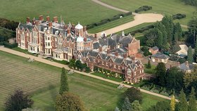 Sandringham House, kam Alžběta jezdila na zimu.