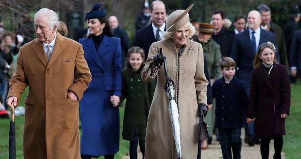 Karel III. i William a Kate s dětmi na tradiční vánoční bohoslužbě. Opět bez Harryho a Meghan