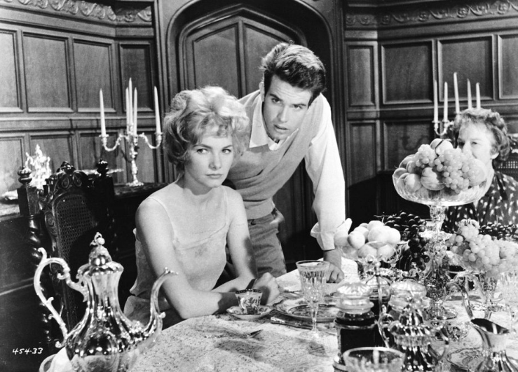 Sandy Dennis a Warren Beatty ve filmu Třpyt v trávě (1961)