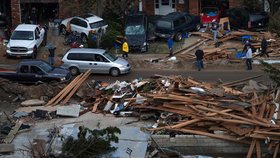 Lidé se snaží odklidit škody napáchané hurikánem Sandy, který si vyžádal už 72 obětí