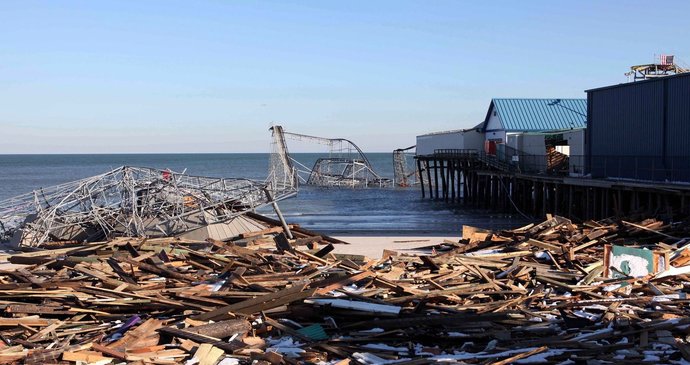 Hurikán Sandy bral, domy, lodě, i horskou dráhu