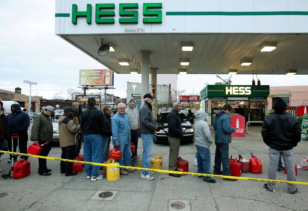 V New Yorku není dostatek benzínu, lidé na něj stojí dlouhé fronty