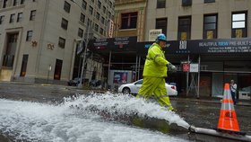 Hasiči odčerpávají vodu ze zatopené části Manhattanu