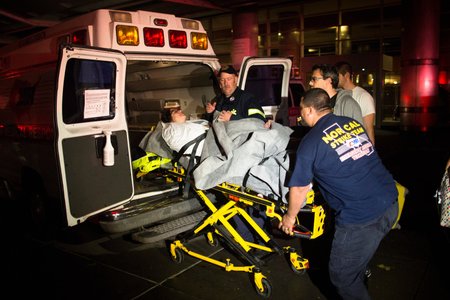 Záchranáři museli evakuovat i stovky pacientů z jedné z newyorských nemocnic