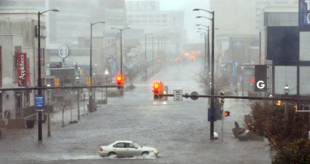 Do amerických ulic dorazila vlivem hurikánu Sandy velká voda