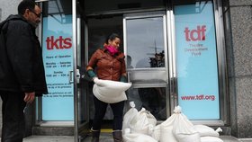 Američané se na blížící hurikán Sandy připravují všelijak
