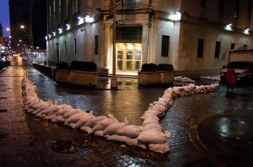 Pískový val před newyorskou směnárnou: V souvislosti s očekávaným hurikánem Sandy došlo k uzavření řady provozoven, především škol. Ale třeba i newyorské burzy