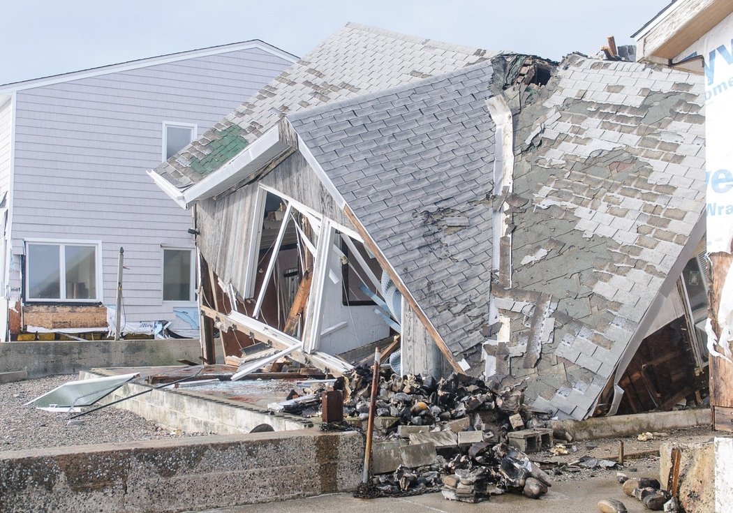 Rodinný dům, na jehož místě bude muset vyrůst nový, Milford, Connecticut