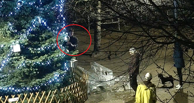 Policie hledá lidi z fotografie, mohou něco vědět o zničení ledové sochy v Plzni na Doubravce.