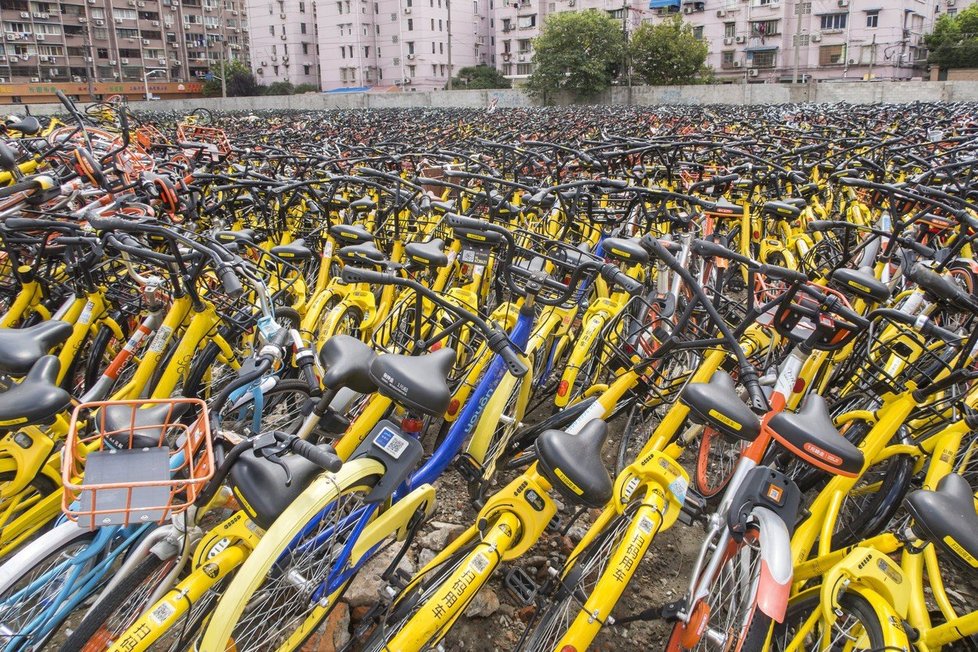 Z parkoviště na periferii Šanghaje je cyklohřbitov. Končí tu kola, která byla ve městě zaparkována mimo vyhrazená stanoviště.