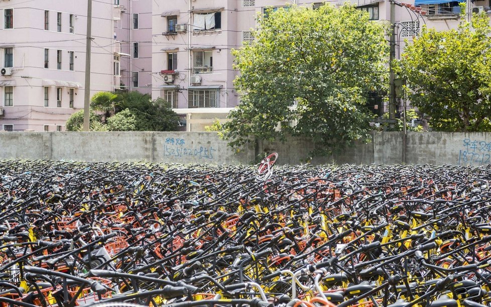 Z parkoviště na periferii Šanghaje je cyklohřbitov. Končí tu kola, která byla ve městě zaparkována mimo vyhrazená stanoviště.