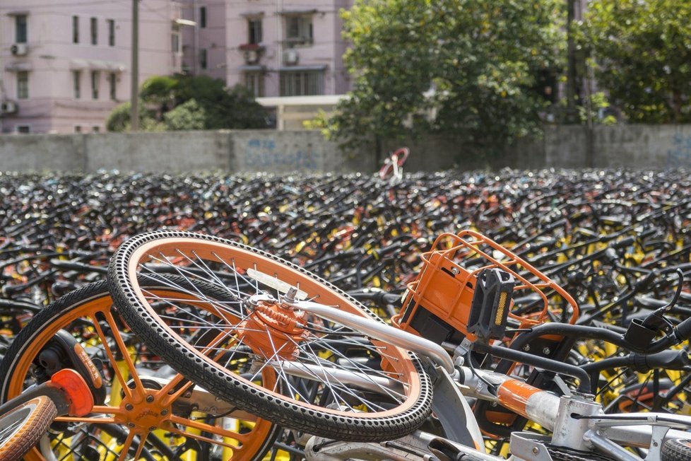 Z parkoviště na periferii Šanghaje je cyklohřbitov. Končí tu kola, která byla ve městě zaparkována mimo vyhrazená stanoviště.