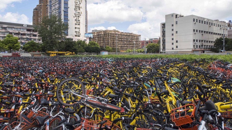 Z parkoviště na periferii Šanghaje je cyklohřbitov. Končí tu kola, která byla ve městě zaparkována mimo vyhrazená stanoviště.