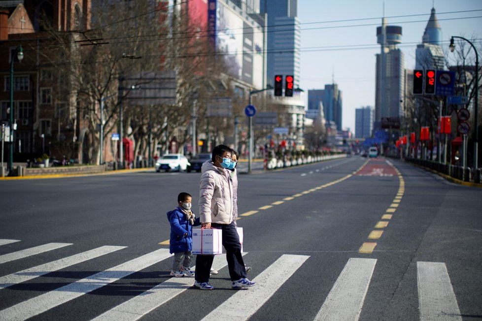 Lidé s rouškami na ulici v Šanghaji