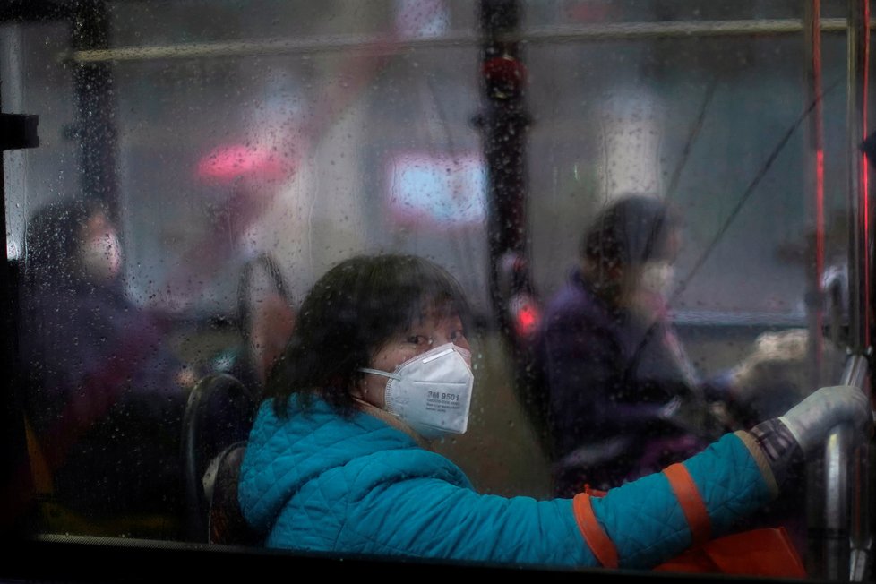 Snímky ze Šanghaje vypadají kvůli epidemii nového koronaviru téměř apokalypticky (13. 2. 2020)