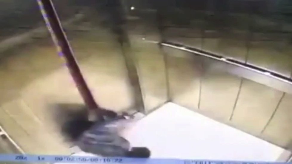 Výtah amputoval ženě nohu. Nedávala pozor a zírala do mobilu.