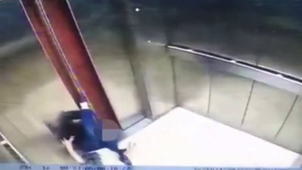 Výtah amputoval ženě nohu. Nedávala pozor a zírala do mobilu.
