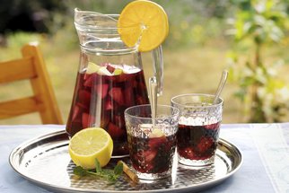 Sangria dodá letní party šmrnc: Zkuste tradiční recept i verzi bez alkoholu