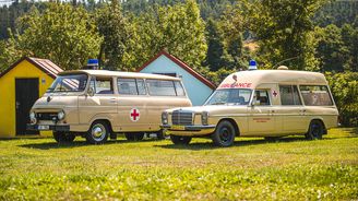 Je až obdivuhodné, že velikostně skromná Škoda 1203 pobrala v sanitní části spolu s pacientem tříčlenný personál, v dlouhém mercedesu musel při převozu vystačit dvoučlenný tým Je až obdivuhodné, že velikostně skromná Škoda 1203 pobrala v sanitní části spolu s pacientem tříčlenný personál, v dlouhém mercedesu musel při převozu vystačit dvoučlenný tým