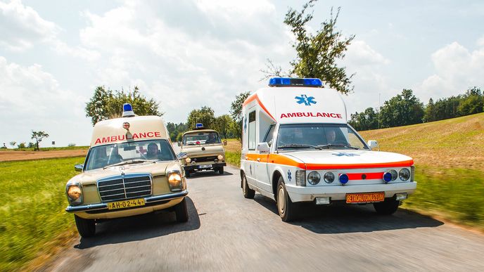 Zatímco Škoda 1203 a výchozí sedan Mercedes- Benz W 115 pocházejí ze shodného roku 1968, sériová limuzína Tatra 613 se světu představila až v roce 1974 Zatímco Škoda 1203 a výchozí sedan Mercedes- Benz W 115 pocházejí ze shodného roku 1968, sériová limuzína Tatra 613 se světu představila až v roce 1974