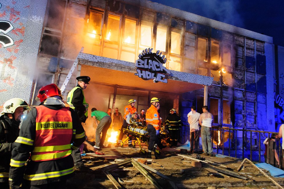 Rockovým klubem Černá díra otřese exploze a spousta mladých lidí poté bojuje o život