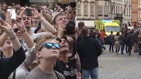Davy turistů v centru Prahy zpomalují průjezd sanitek.