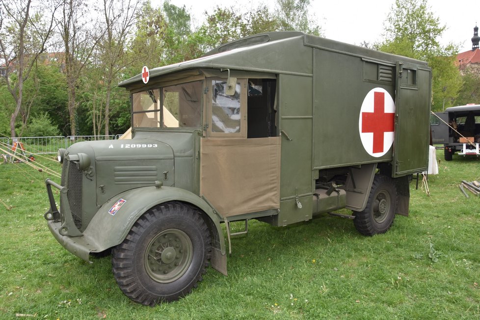 Britská těžká vojenská ambulance Austin K2/Y z II. světové války ve vystavená v kempu Kombinovaného oddílu v Plzni U Ježíška.