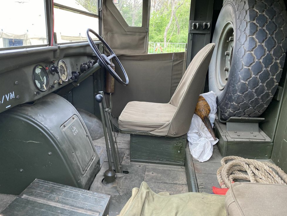 Strohá kabina sanitky Austin K2/Y s pravostranným řízením.