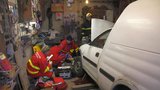 Auto spadlo z heveru, přimáčklo mladíka