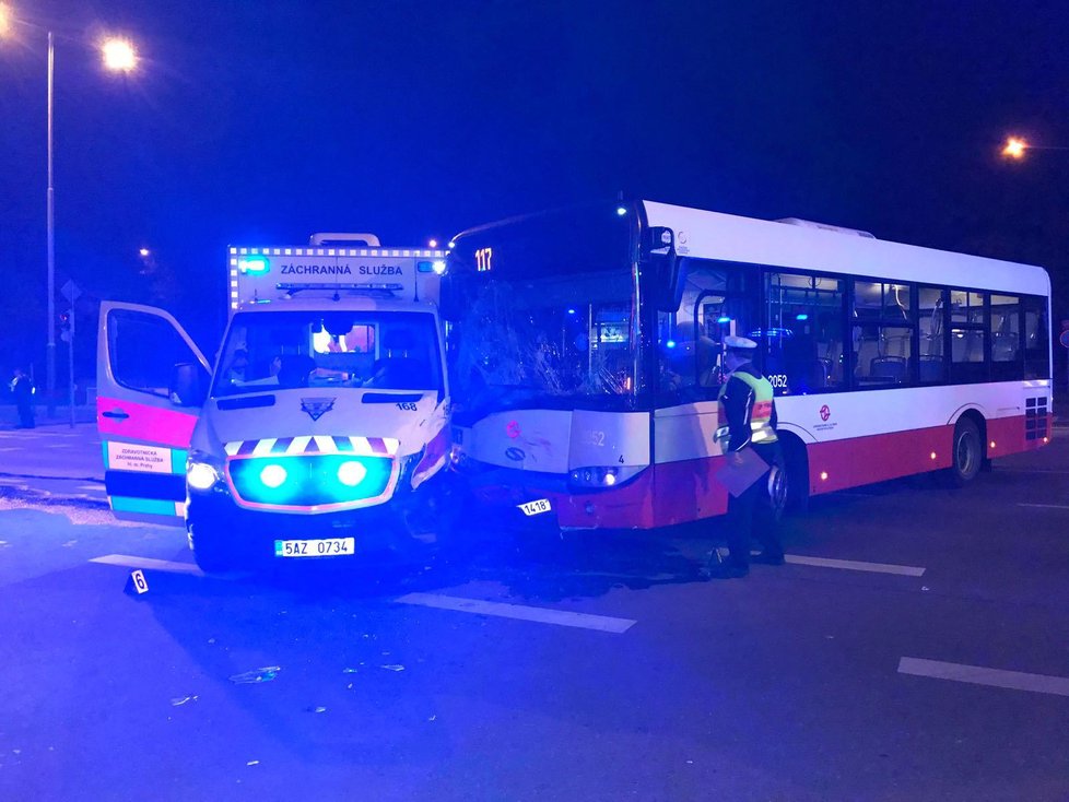 Sanitka s pacientem bourala. Srazila se autobusem.