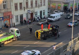 Nepozorný řidič vjel v Brně na Cejlu do dráhy záchranářům, kteří spěchali za pacientem.