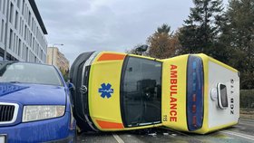 V Českých Budějovicích se srazila sanitka se dvěma vozidly.