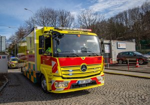 Odjezd sanitky Fenix do Sokolova k transportu covid pozitivních pacientů.