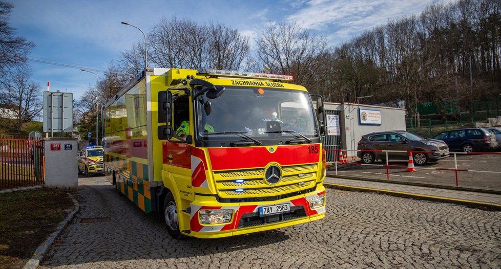 Odjezd sanitky Fenix do Sokolova k transportu covid pozitivních pacientů.