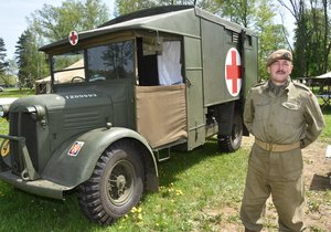 Tomáš Hájek (54) stojí u vojenské sanitky Austin K2/Y. Se stejným typem jezdila bývalá britská královna Alžběta II., matka dnes korunovaného krále Karla.