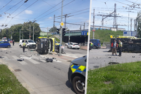 Vážná nehoda v centru Českých Budějovic: Sanitka i s pacientem zůstala převrácená na boku!