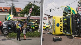 Při nehodě sanitky v Pardubicích se zranili dva záchranáři: Ambulantní vůz se převrátil na bok