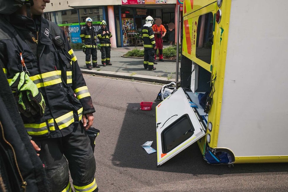 Při nehodě sanitky v Pardubicích se zranili dva záchranáři: Ambulantní vůz se převrátil na bok