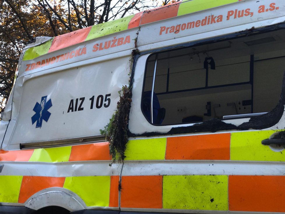 U Městečka na Benešovsku havarovala sanitka převážející pacienta.