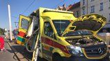 Nehoda sanitky v Praze: Záchranář to napálil na Plzeňské do sloupu, vezl matku s dítětem
