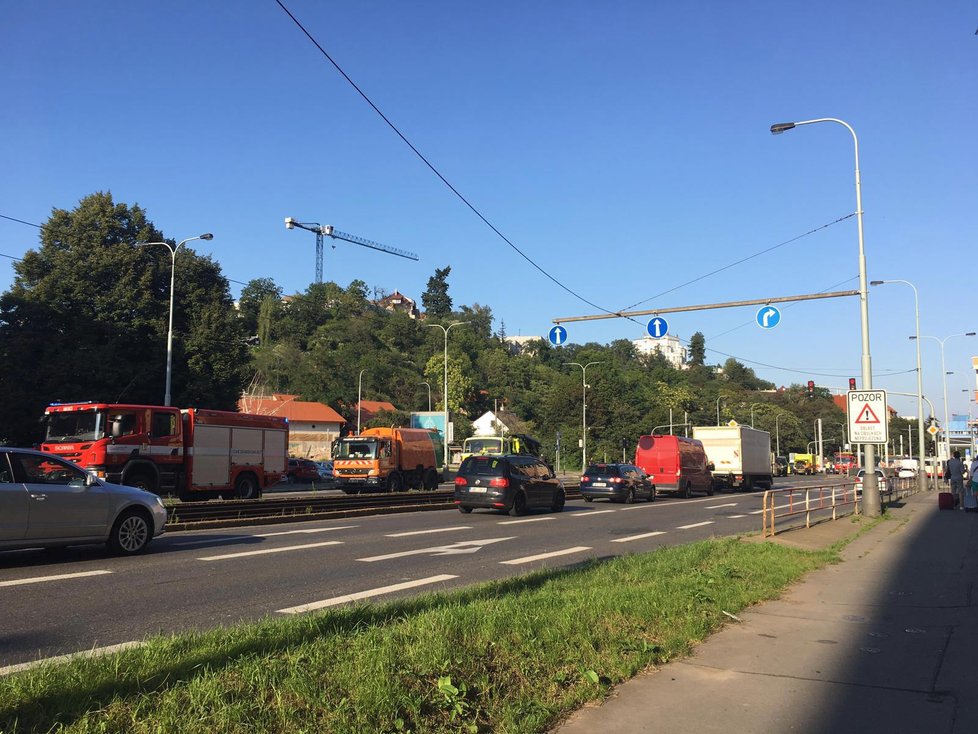 Sanitka se na Plzeňská vybourala, když vezla matku s dítětem.