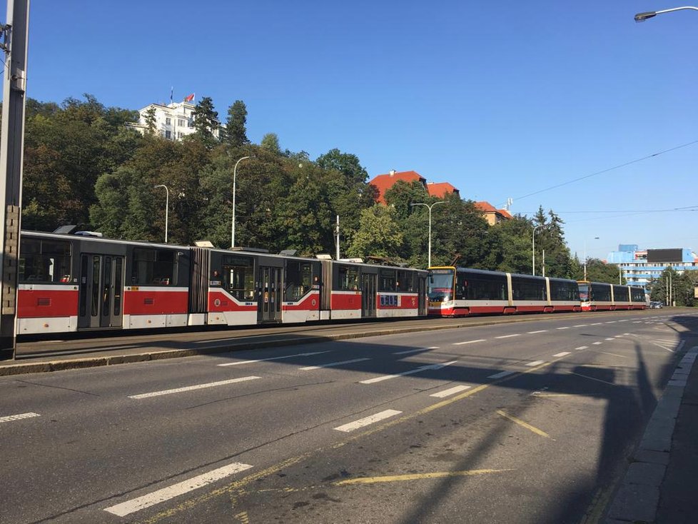 Sanitka se na Plzeňská vybourala, když vezla matku s dítětem.