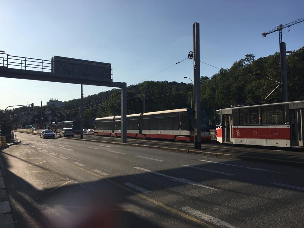 Sanitka se na Plzeňská vybourala, když vezla matku s dítětem.