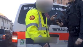 Řidič sanitky projížděl ulicemi Prahy s majáky a byl opilý.