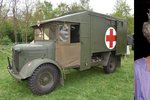 Britská těžká vojenská ambulance Austin K2/Y z II. světové války ve vystavená v kempu Kombinovaného oddílu v Plzni U Ježíška. Stejnou jezdila za války i královna Alžběta II.