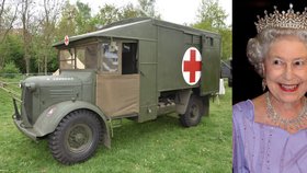 Britská těžká vojenská ambulance Austin K2/Y z II. světové války ve vystavená v kempu Kombinovaného oddílu v Plzni U Ježíška. Stejnou jezdila za války i královna Alžběta II.