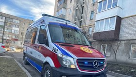 Převoz pacientky do ukrajinského Kozjatynu